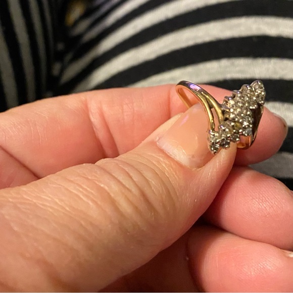 Elegant Understated Diamond Ring - Picture 4 of 6